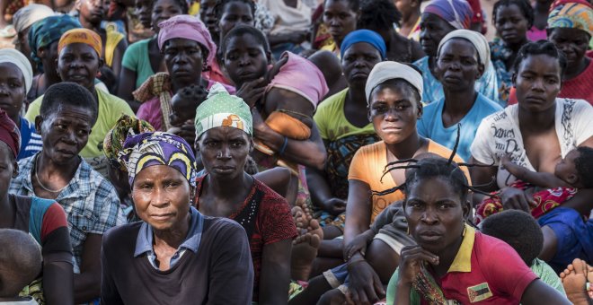 Mujeres de las poblaciones afectadas por la rehabilitación de una vía férrea, realizada por la compañía española SACYR. PEDRO ARMESTRE