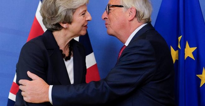 La primera ministra británica, Theresa May, saluda al presidente de la Comisión Europea, Jean-Claude Juncker. - EFE