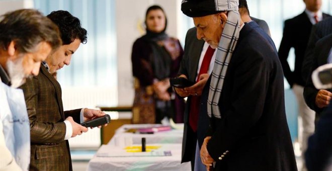 El presidente de Afganistán, Ashraf Ghani, votando. EFE