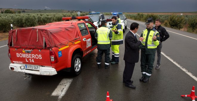 Miembros de la Guardia Civil, Policía Nacional y Bomberos mantienen la carretera A-384, que da acceso al municipio de Campillos, cortada al tráfico debido a las fuertes lluvias caídas durante las últimas horas. EFE/Daniel Pérez