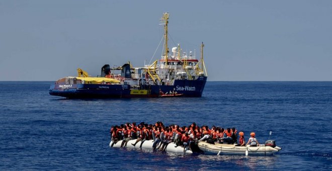 El barco Sea-Watch en un rescate de inmigrantes en el Mediterráneo. SEA-WATCH