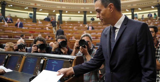 El presidente del Gobierno, Pedro Sánchez, llega a su escaño en el Congreso de los Diputados. EFE/Juan Carlos Hidalgo
