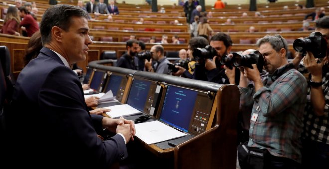 El presidente del Gobierno Pedro Sánchez, en su escaño en  el Congreso de los Diptados.- EFE/Juan Carlos Hidalgo