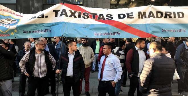Los taxistas en la concentración convocada este jueves en las inmediaciones del Congreso de los Diputados - Arancha Ríos