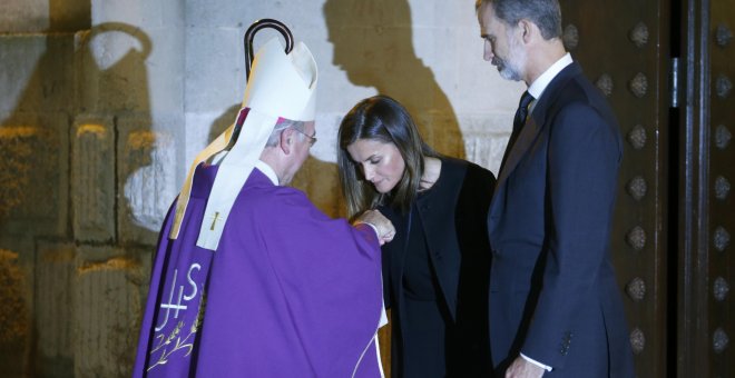 La reina Letizia besa el obispo del obismpo Sebastia Taltavull en presencia del rey Felipe, antes del funeral por las víctimas de las riadas en Mallorca. REUTERS/Enrique Calvo