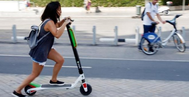 Ayer jueves, una mujer que conducía un patinete eléctrico fue atropellada por un camión - EFE