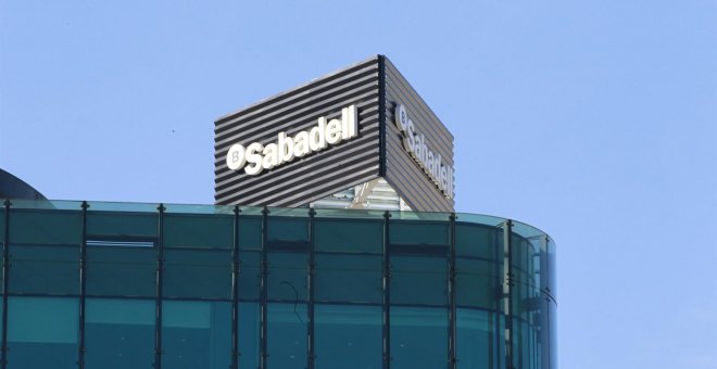 El logo del Banco Sabadell en la sede de la entidad. E.P.