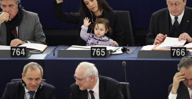 Entre sus peticiones por una mejor conciliación, la eurodiputada Licia Ronzulli llevó a su hija a las sesiones del Parlamento Europeo. - EFE