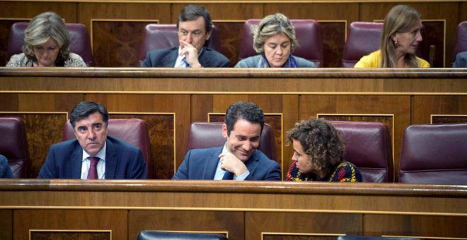 El secretario general del PP, Teodoro García Egea (centro) conversa con la portavoz en el Congreso, Dolors Montserrat en el Parlamento (LUCA PIERGIOVANNI | EFE)