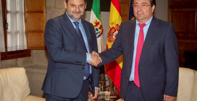 El presidente de la Junta de Extremadura, Guillermo Fernández Vara, se reúne con el ministro de Fomento, José Luis Ábalos. JERO MORALES/EFE