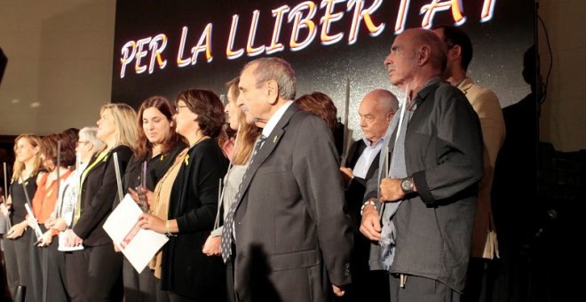 Familiars i amics dels presos polítics i exiliats van recollir els premis Octubre d'Actuació Cívica / Paco Beltran