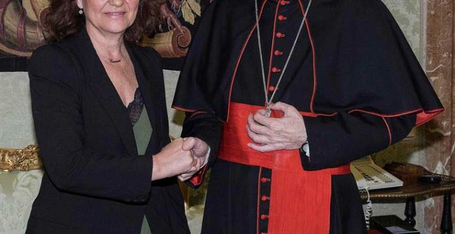 La vicepresidenta Carmen Calvo saluda al secretario de Estado vaticano, Pietro Parolin, en Roma. (EFE)