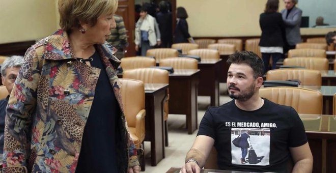Gabriel Rufián con la camiseta con Rato entrando en prisión, durante la Comisión de Investigación sobre la presunta caja B del PP, en donde Celia Villalobos se ha dirigido a él espetándole que era "impresentable" | Chema Moya / EFE