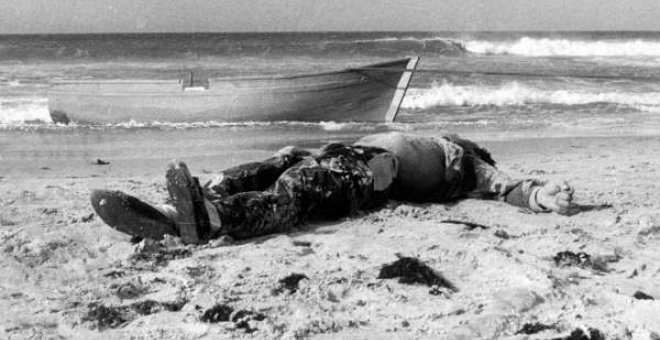 Imagen del cadáver de un migrante marroquí, junto a la patera en la que intentó cruzar el Estrecho con otros 23 compañeros. Sólo cuatro sobrevivieron.- ILDEFONSO SENA/DIARIO DE CÁDIZ