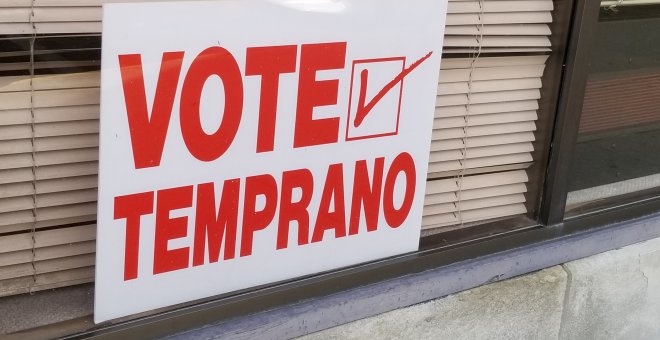 Un letrero en español en la ciudad de Dodge City (Kansas), que indica la situación de una colegio electoral para el voto anticipado en las elecciones legislativas de EEUU. REUTERS / John Whitesides