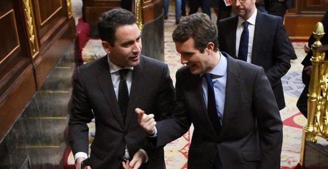 El presidente del PP, Pablo Casado, conversa con el secretario general de la formación, Teodoro García Egea. - EFE