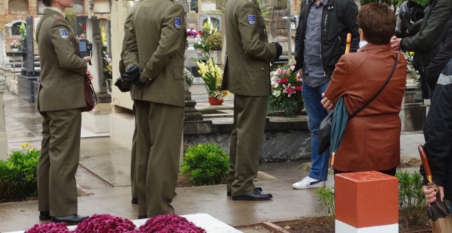 El secretario general del PCPV-PCE y concejal de EUPV, Javier Parra conversa ante el coronel al frente del piquete de honores a los Caídos junto a un jardín tricolor de represaliados republicanos. Foto AIP-Agencia
