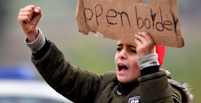 Un niño migrante en una de las protestas ante la frontera de Croacia. - AFP