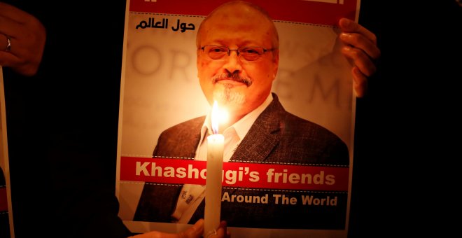Un manifestante ilumina con una vela una imagen del periodista Jamal Khashoggi, asesinado en el consulado de Arabia Saudí en Estambul.- Osman Orsal/REUTERS
