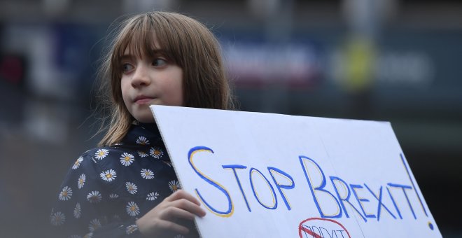 Una joven sujeta una pancarta con el lema "Stop Brexit".- Clodagh Kilcoyne/REUTERS