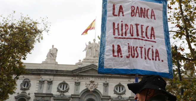 Concentración de activistas de la plataforma antidesahucios frente al Tribunal Supremo, mientras debate su posición definitiva respecto al impuesto sobre las hipotecas. REUTERS/Susana Vera