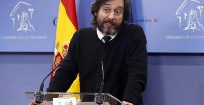 El diputado de Unidos Podemos Rafael Mayoral durante la rueda de prensa que ha ofrecido hoy en el Congreso de los Diputados. EFE/J.J. Guillén