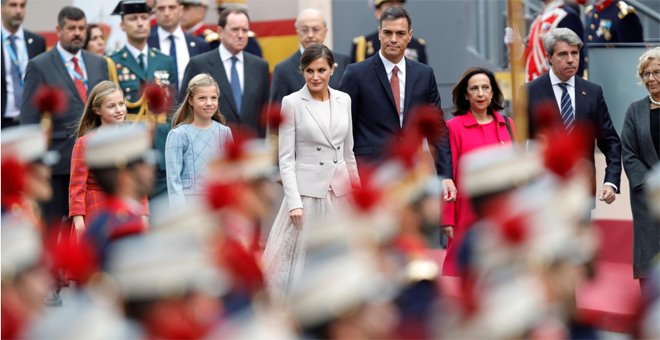 El presidente del Gobierno, Pedro Sánchez, junto a otras personalidades en el pasado desfile del 12 de octubre. EFE