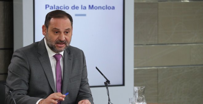 El ministro de Fomento, José Luis Ábalos, durante la rueda de prensa posterior al Consejo de Ministros,  en el Palacio de La Moncloa. EFE/Zipi