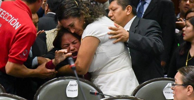 08/11/2018.- Legisladores reconfortan hoy, jueves 8 de noviembre de 2018, a la diputada Carmen Medel Palma, del Movimiento Regeneración Nacional (Morena), luego de que recibiera la noticia de que su hija había sido asesinada. La diputada federal mexicana