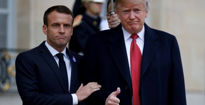 El presidente de Francia, Emmanuel Macron da la bienvenida Donald Trump, presidente de EEUU. (VICENT KESSLER/REUTERS)