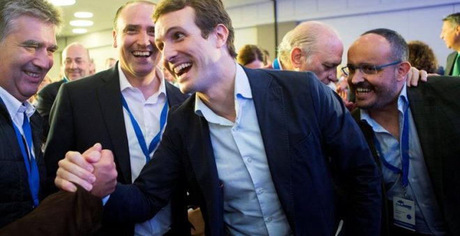 Pablo Casado saluda al nuevo presidente del PP en Catalunya, Alejandro Fernández. / EFE