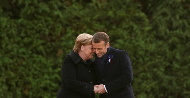 El presidente francés, Emmanuel Macron, y la canciller alemana, Angela Merkel, se agarran de las manos durante la conmemoración del armisticio de 1918. Philippe Wojazer/REUTERS