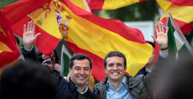 El presidente del PP, Pablo Casado, y el candidato de su partido a la presidencia de la Junta de Andalucía, Juanma Moreno (i), en la clausura de un acto de Nuevas Generaciones de Andalucía. EFE
