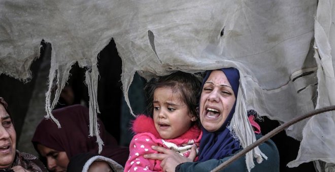 12/11/2018.- La hija (C) y hermana (dcha) de Khaled Quider, de las Brigadas Salahedin, lloran durante su funeral en la localidad de Jan Yunis, en el sur de la franja de Gaza, hoy, 12 de noviembre de 2018. Miles de personas asistieron hoy a los funerales e