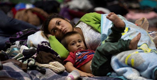 Una madre y su hijo descansan en el Auditorio Benito Juárez hoy, lunes 12 de noviembre de 2018, en la ciudad de Guadalajara, en el estado de Jalisco (México).(FRANCISCO GUASCO)