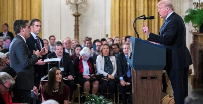 11/07/2018.- El presidente de los Estados Unidos, Donald J. Trump (d), habla con el reportero de la CNN Jim Acosta (i) durante una conferencia de prensa en la Sala Este de la Casa Blanca en Washington, DC, EE. UU., hoy 7 de noviembre de 2018. El acceso a