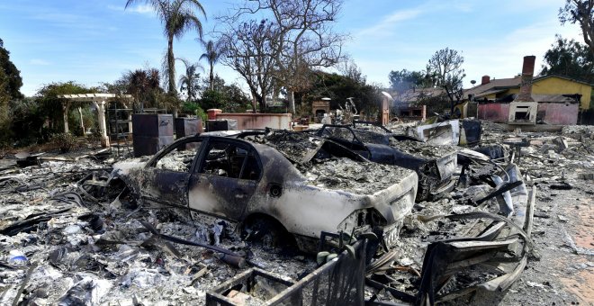 Restos de casas y vehículos calcinados tras el incendio de Woolsey, en Malibu.- AFP