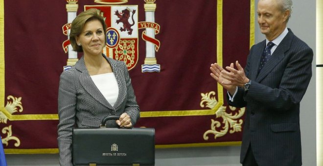 La ministra de Defensa, María Dolores de Cospedal, recibe la cartera de manos de su antecesor en el cargo, Pedro Morenés | EFE
