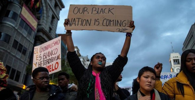 Un momento de la manifestación convocada por SOS Racismo y otras organizaciones que bajo el lema "Contra el racismo institucional" han realizado el recorrido que va desde la plaza de Cibeles a la Puerta del Sol de Madrid. EFE / Rodrigo Jiménez.