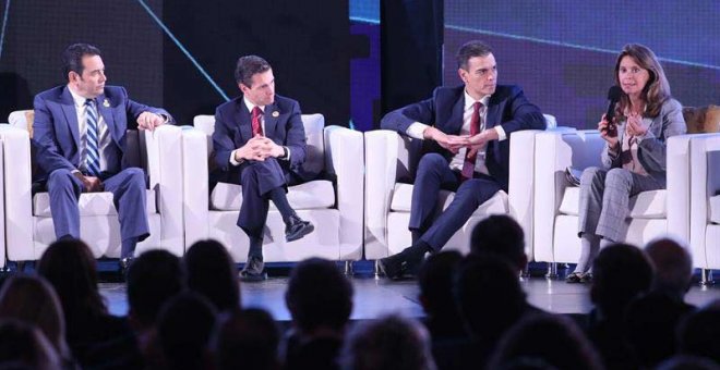 El presidente de Guatemala, Jimmy Morales (i); presidente del Gobierno español, Pedro Sánchez (2-d), el presidente de México, Enrique Peña Nieto (2-i), y la vicepresidenta de Colombia, Marta Lucía Ramírez (d), participan hoy en el XII Encuentro Empresaria