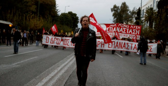 Miles de personas marchan en Atenas para conmemorar las protestas estudiantiles contra la dictadura de 1973. REUTERS/Costas Baltas