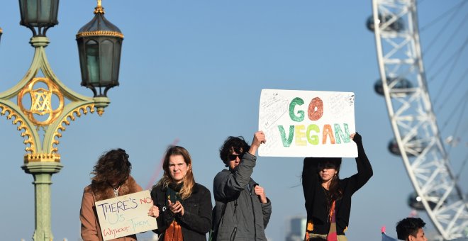 Manifestantes salen a la calle en Londres para reclamar medidas contra el Cambio Climático. EFE/Facundo Arrizabalaga