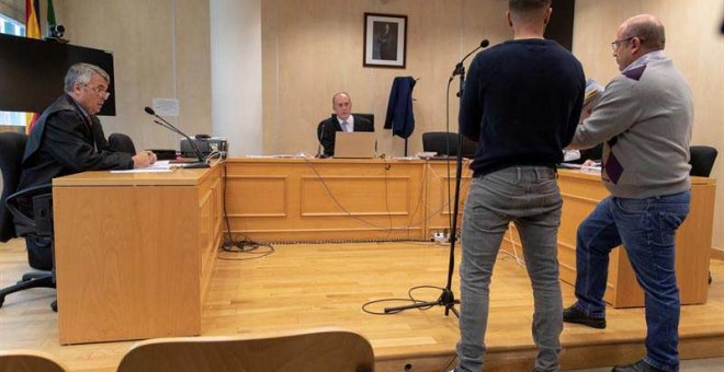 Ángel Boza, miembro de la Manada condenado junto al resto a nueve años de prisión por abusos sexuales a una joven en los Sanfermines del 2016, durante el juicio por el robo de las gafas. (JULIO MUÑOZ | EFE)