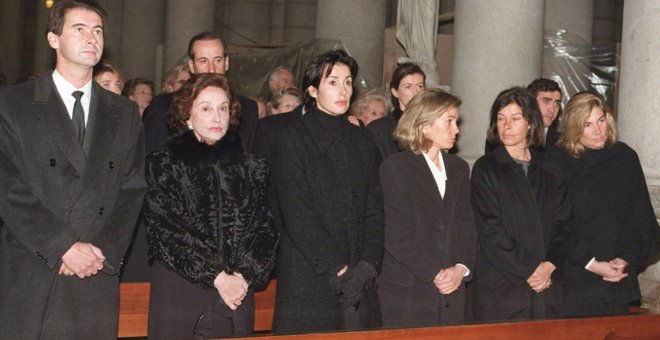 Carmen Franco, segunda por la izquierda, junto a sus hijos José Cristóbal, Carmen, Arantxa, Merry, Mariola, Francisco y Jaime (estos dos últimos en segunda fila) durante el funeral de Cristobal Martínez-Bordiú, Marqués de Villaverde. EFE