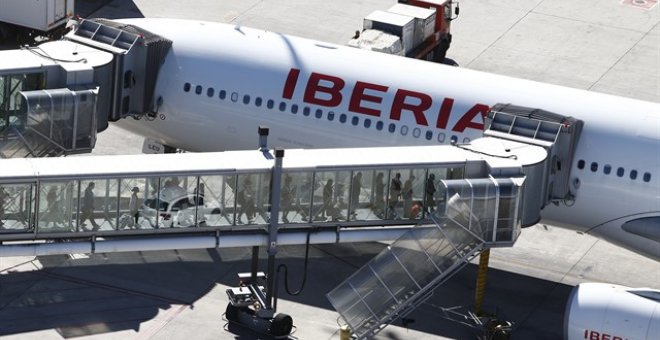 Los pasajeros embarcan en un avión de Iberia en Barajas. EUROPA PRESS/Archivo