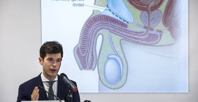 El doctor César Noval, presenta el resultado de la operación en el Hospital IMED de Valencia  |  EUROPA PRESS