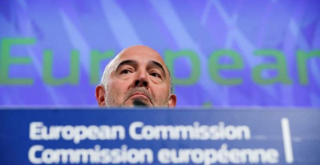 El comisario europeo de Asuntos Económicos, Pierre Moscovici, se dirige a los medios en Bruselas. (JULIEN WARNAND | EFE)