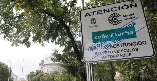 Vista de una señal vertical situada en la calle Atocha para advertir de la llegada de Madrid Central/ EFE