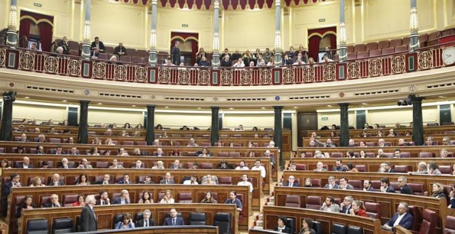 El ministro de Asuntos Exteriores Josep Borrell (i) y el diputado de ERC Gabriel Rufián (fondo.-d), durante la sesión de control al Gobierno. El portavoz de ERC ha sido expulsado hoy del pleno del Congreso por la presidenta de la Cámara Baja, Ana Pastor,