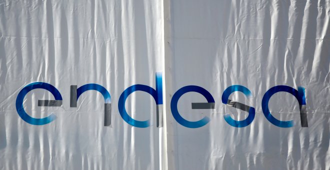 El logo de Endesa en un cartel desplegado en su sede en Madrid. REUTERS/Andrea Comas